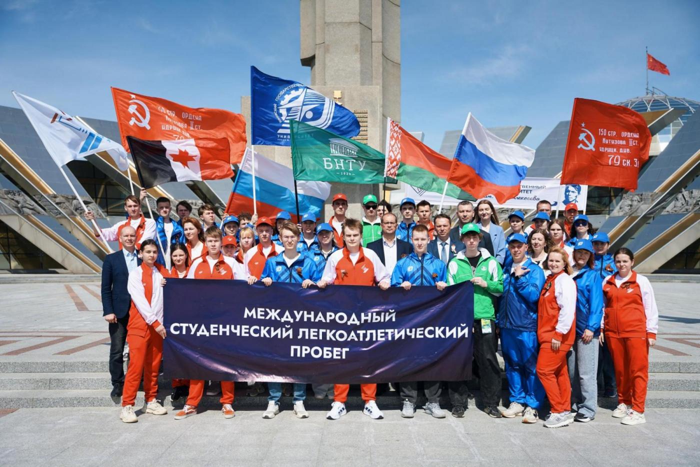 Экскурсии, погружение в историю, спорт. Участники пробега провели еще один насыщенный день в Минске